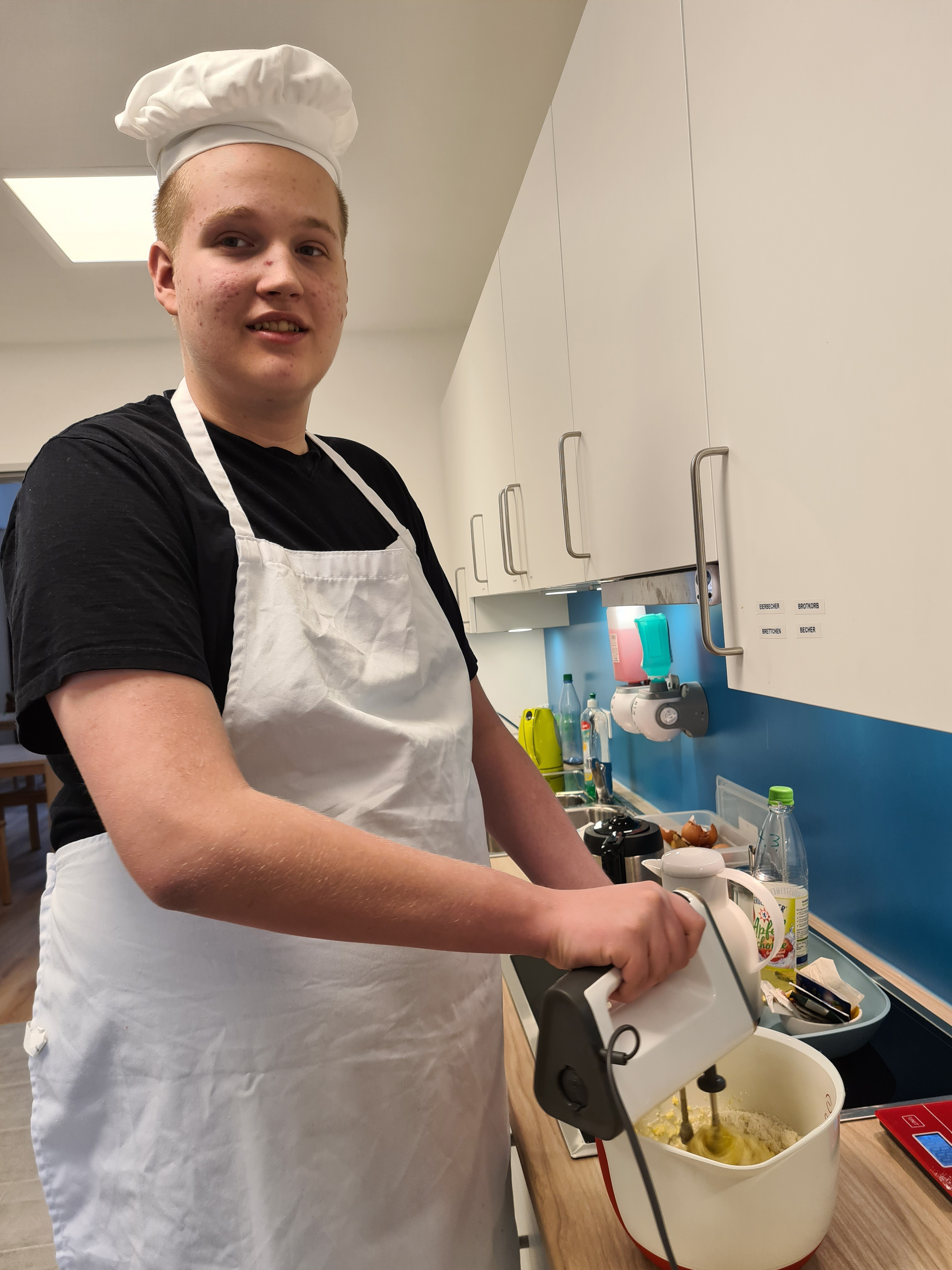 Das Rührgerät brummt. Begeistert bereitet ein Gastkind im KIOLA-Haus Pfannkuchenteig zu. Foto:KIOLA